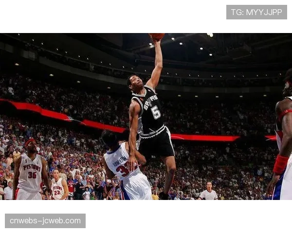 终场哨响，布莉安娜·斯图尔特捧起总决赛MVP奖杯时的泪水